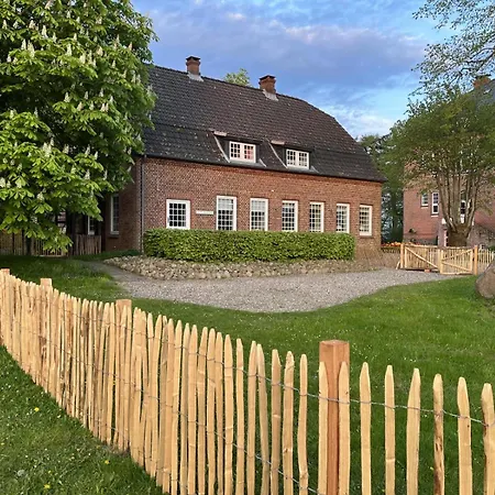Appartement Ostseeurlaub Auf Gutshof Mit Kamin, Sauna Und Eingezaeuntem Garten